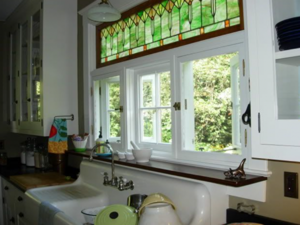 Dapur dengan kaca patri pada jendela dan furnitur berornamen